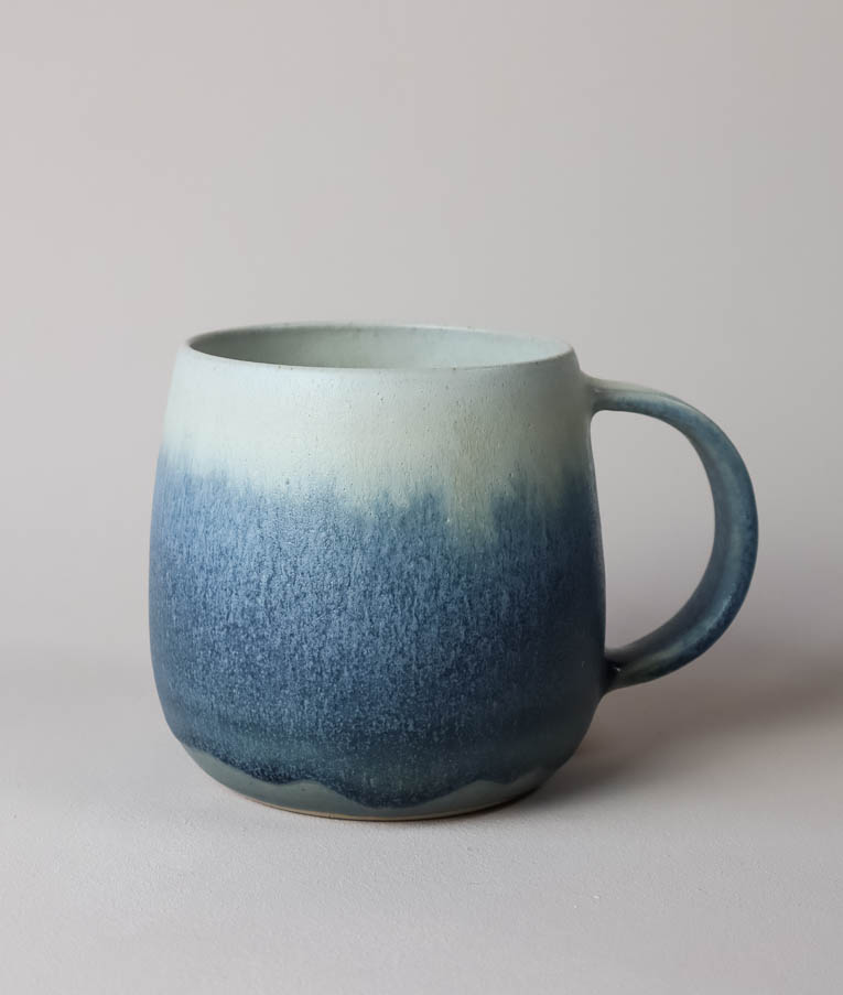 Gemütliche Tasse, weiß blau